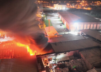 Alevlerden Hortum Oluştu! Düzce'de Büyük Fabrika Yangını