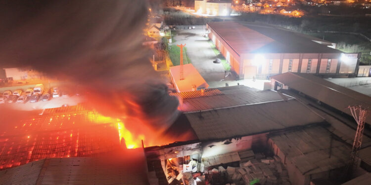 Alevlerden Hortum Oluştu! Düzce'de Büyük Fabrika Yangını