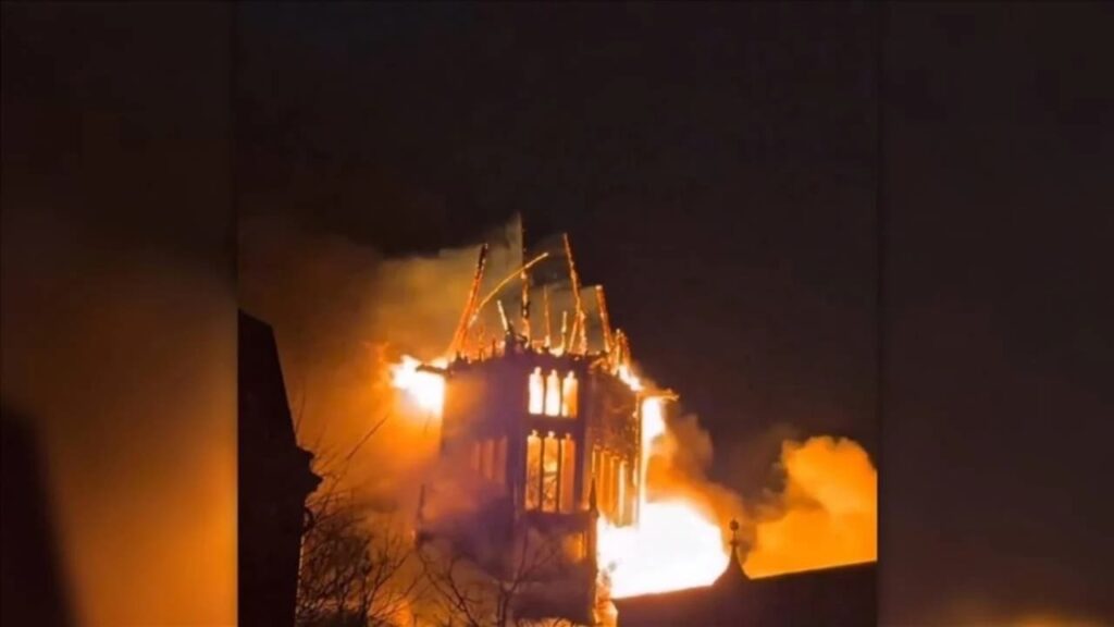 Amsterdam’daki tarihi Vondelkerk Kilisesi’nde yangın: Kule ve çatı çöktü