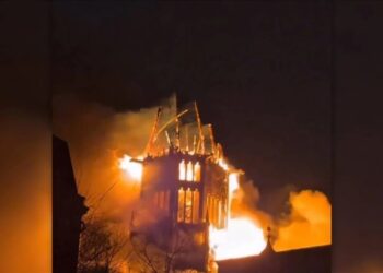 Amsterdam’daki tarihi Vondelkerk Kilisesi’nde yangın: Kule ve çatı çöktü