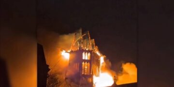 Amsterdam’daki tarihi Vondelkerk Kilisesi’nde yangın: Kule ve çatı çöktü