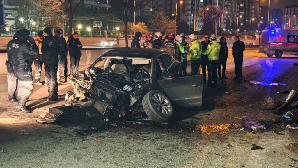 Ankara'da Feci Kaza! Otomobil Beton Bariyere Çarpıp Minibüse Savruldu