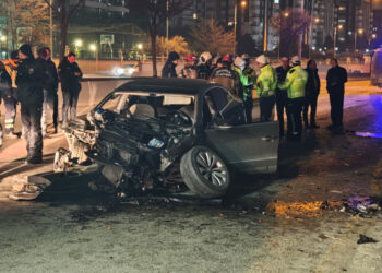 Ankara'da Feci Kaza! Otomobil Beton Bariyere Çarpıp Minibüse Savruldu