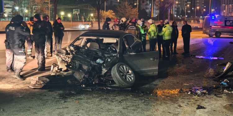 Ankara'da Feci Kaza! Otomobil Beton Bariyere Çarpıp Minibüse Savruldu