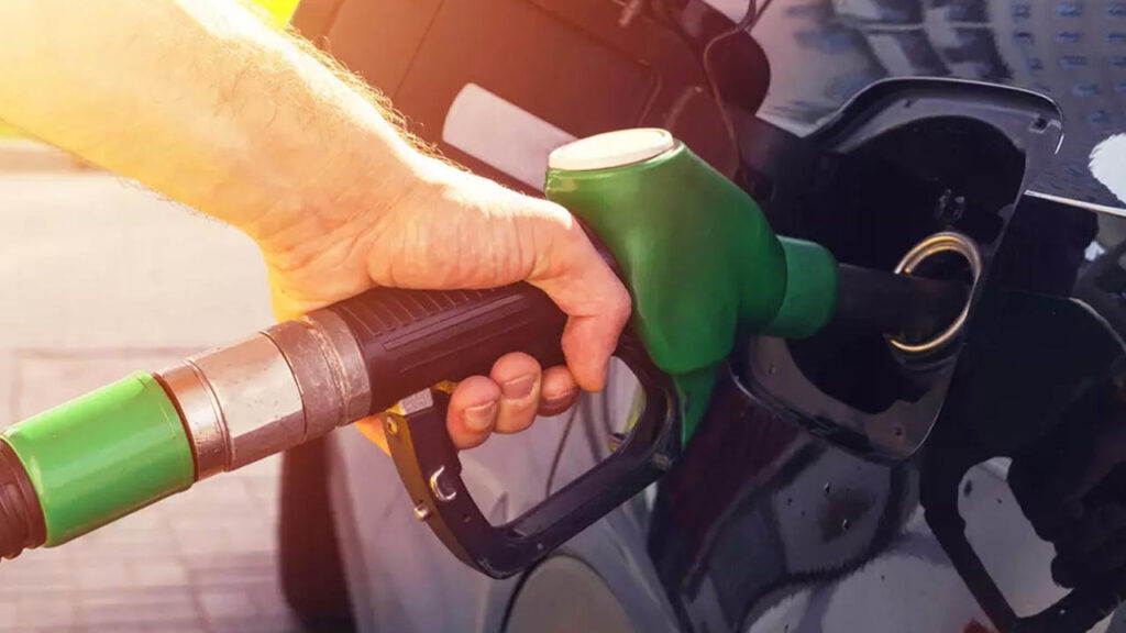 Araç Sahiplerine Nefes Aldıran Haber: Akaryakıta Beklenen İndirim Geldi! Tabelalar Bir Kez Daha Değişti