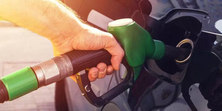 Araç Sahiplerine Nefes Aldıran Haber: Akaryakıta Beklenen İndirim Geldi! Tabelalar Bir Kez Daha Değişti