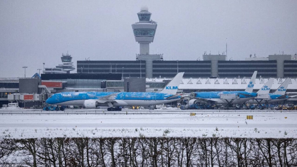 Avrupa'da Seferlere Kar Engeli! Havalimanları Uçuşa Kapatıldı