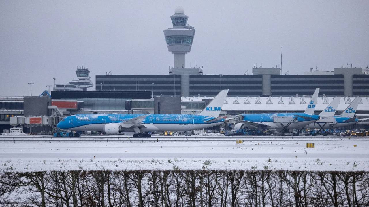 Avrupa'da Seferlere Kar Engeli! Havalimanları Uçuşa Kapatıldı