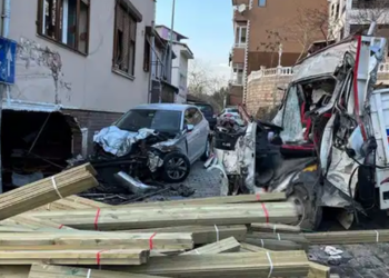 Beykoz'da Feci Kaza! Kamyon Dükkana Daldı, 2 Ölü