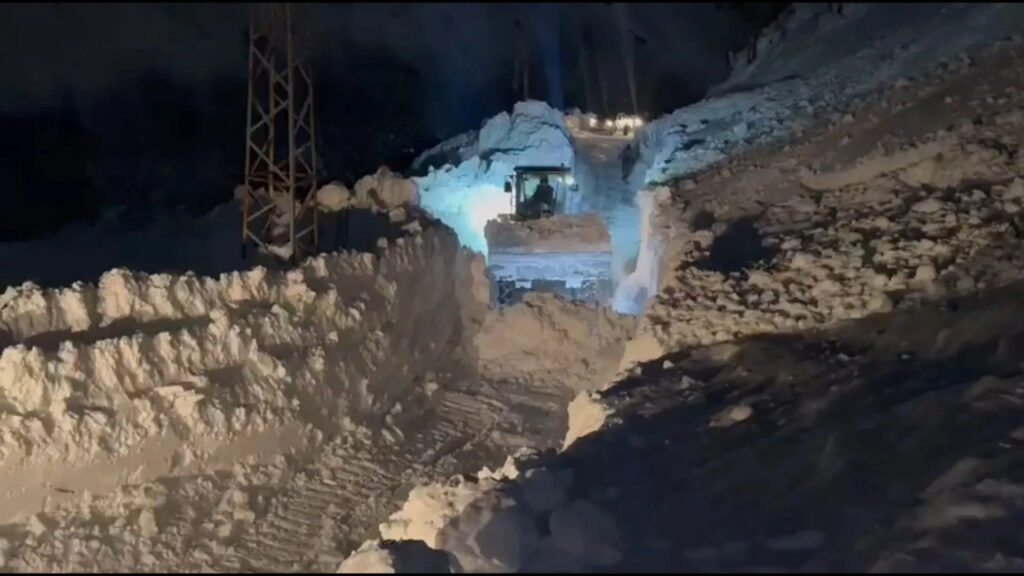 Eve Çığ Düştü! Mahsur Kalan 5 Kişi İçin Zamanla Yarış...