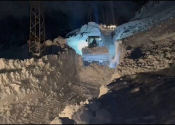 Eve Çığ Düştü! Mahsur Kalan 5 Kişi İçin Zamanla Yarış...