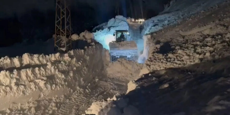 Eve Çığ Düştü! Mahsur Kalan 5 Kişi İçin Zamanla Yarış...