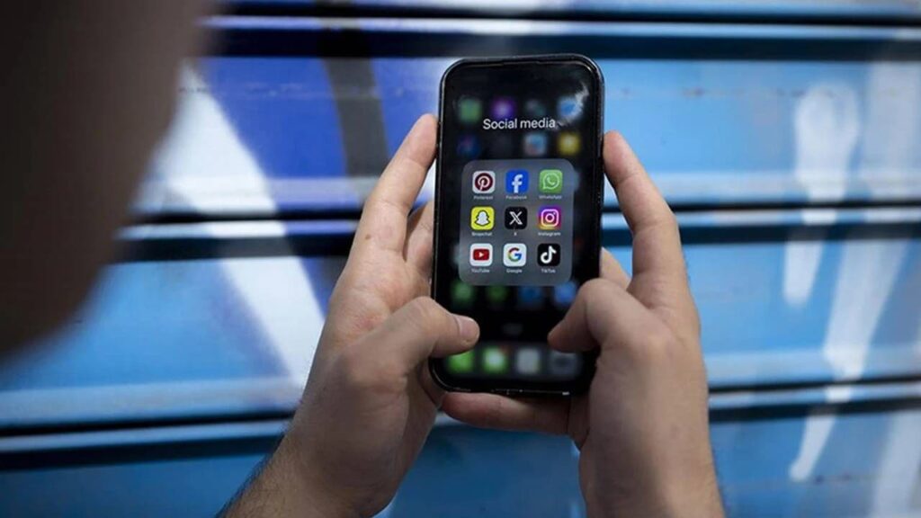 Fransa Meclisi 15 yaş altına sosyal medya yasağını onayladı