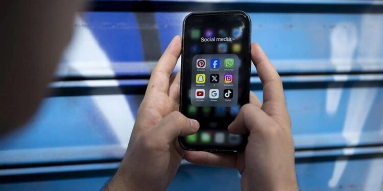 Fransa Meclisi 15 yaş altına sosyal medya yasağını onayladı