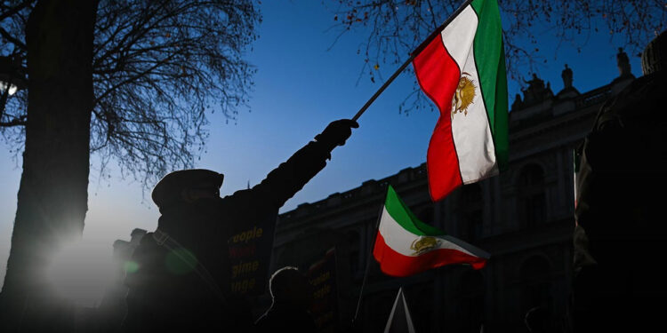 İran Yangın Yeri! Sokaklar Mezarlığa Döndü, Binlerce Ölü Var