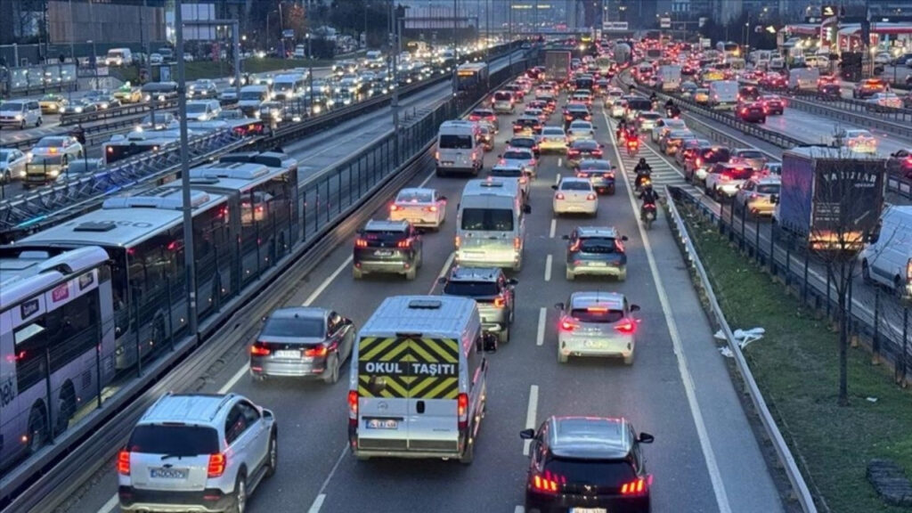 İstanbul Trafiği Yağışın Etkisiyle Felç Oldu