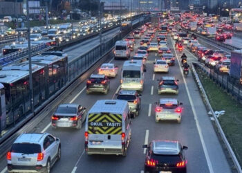 İstanbul Trafiği Yağışın Etkisiyle Felç Oldu