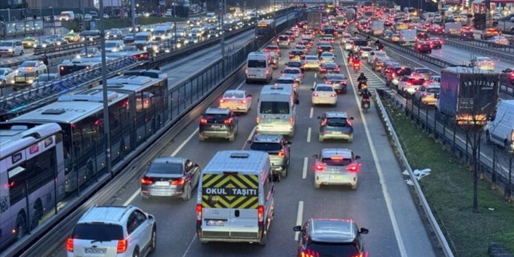 İstanbul Trafiği Yağışın Etkisiyle Felç Oldu