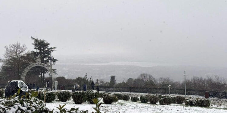 İstanbul’a Kar Geri Döndü! Yüksek Kesimler Beyaza Büründü