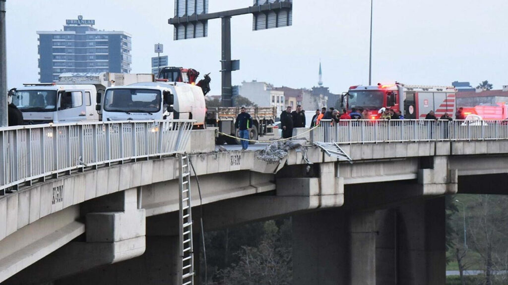 İzmir’de Korku Dolu Anlar: Araç Viyadükte Asılı Kaldı