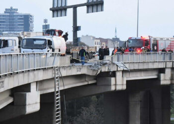 İzmir’de Korku Dolu Anlar: Araç Viyadükte Asılı Kaldı
