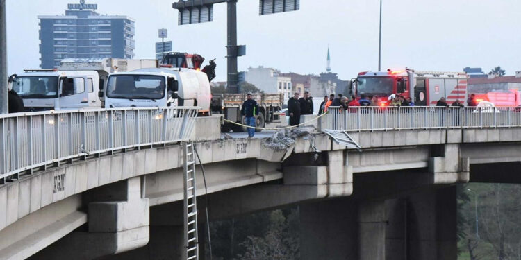 İzmir’de Korku Dolu Anlar: Araç Viyadükte Asılı Kaldı