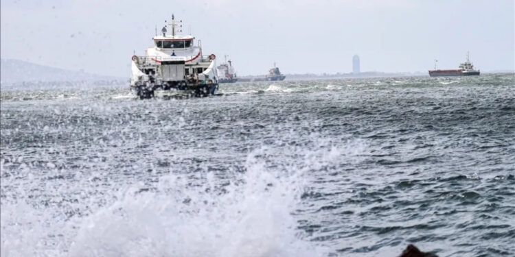İzmir'deki Vapur Seferlerine Olumsuz Hava Engeli