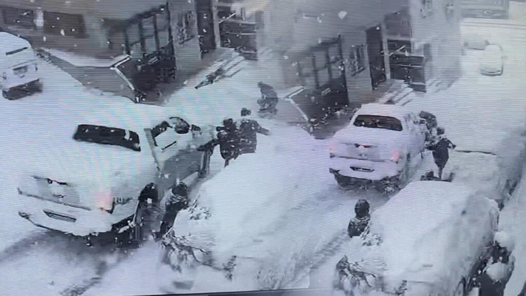 Kağıthane’de Dehşet Anları: Kayan Kamyonet Kar Topu Oynayan Çocuklara Çarptı