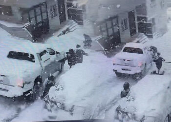 Kağıthane’de Dehşet Anları: Kayan Kamyonet Kar Topu Oynayan Çocuklara Çarptı