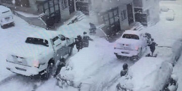 Kağıthane’de Dehşet Anları: Kayan Kamyonet Kar Topu Oynayan Çocuklara Çarptı