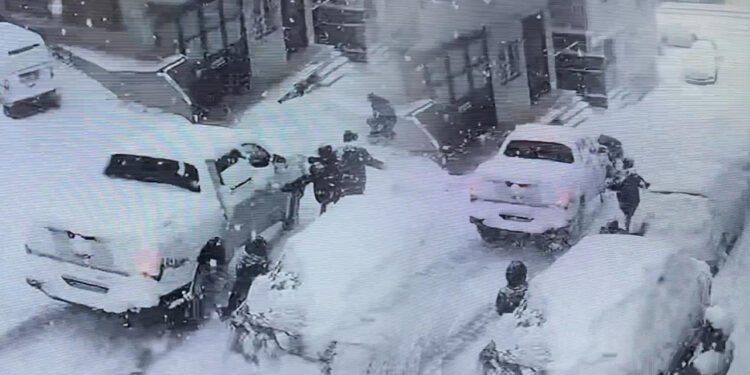 Kağıthane’de Dehşet Anları: Kayan Kamyonet Kar Topu Oynayan Çocuklara Çarptı