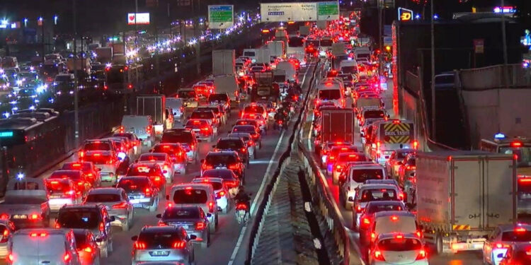 Mesai Çıkışı Çilesi... İstanbul'da Trafik Kilitlendi