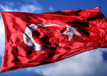 Milli Eğitim Bakanlığı duyurdu: Okullar Türk bayraklarıyla donatılacak