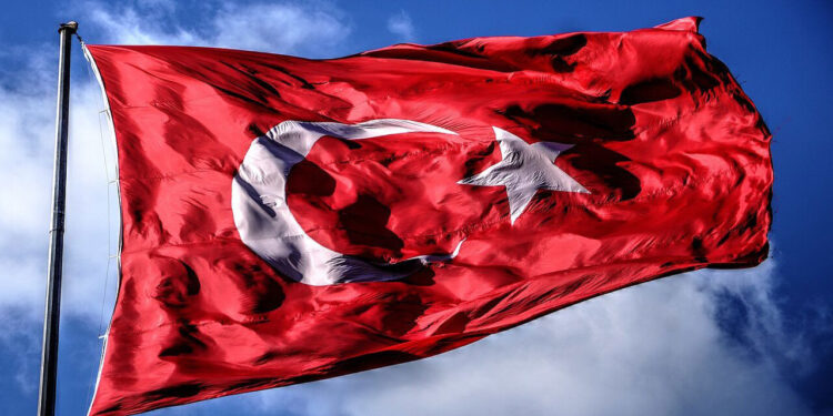 Milli Eğitim Bakanlığı duyurdu: Okullar Türk bayraklarıyla donatılacak