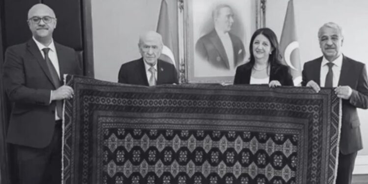 Öcalan, Bahçeli’ye “Barış ve Demokrasi Kilimi“ hediye etti