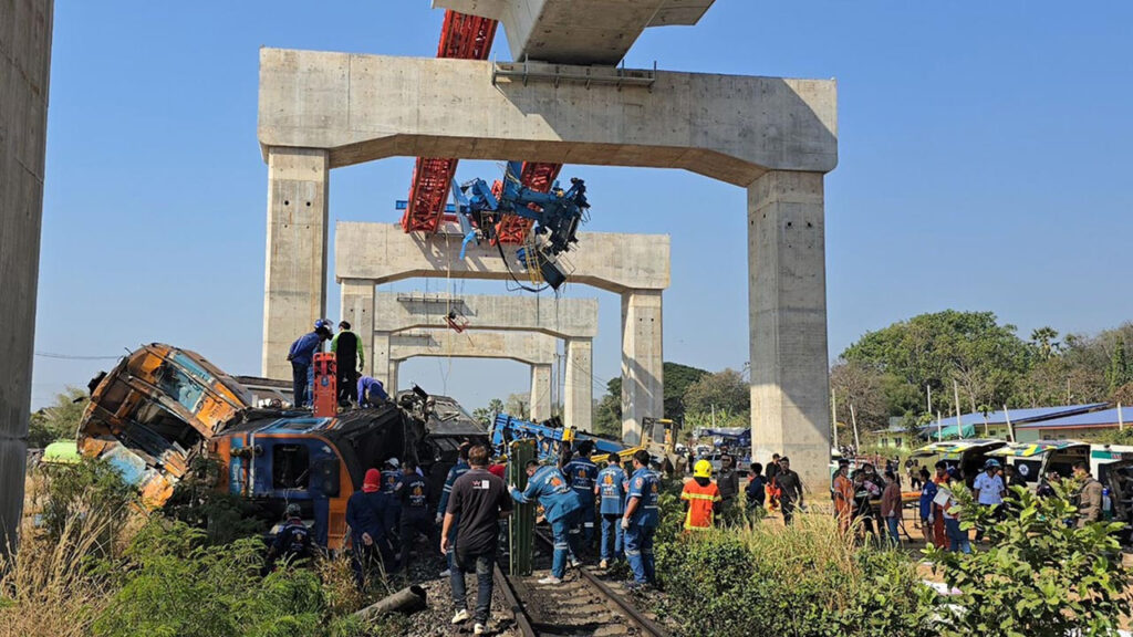 Tayland’da Üzerine Vinç Düşen Tren Devrildi, 22 Ölü