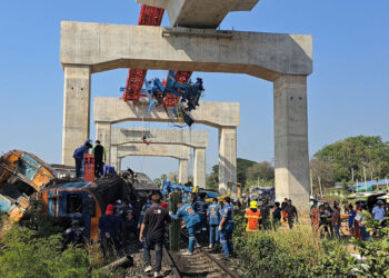Tayland’da Üzerine Vinç Düşen Tren Devrildi, 22 Ölü