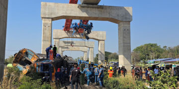 Tayland’da Üzerine Vinç Düşen Tren Devrildi, 22 Ölü