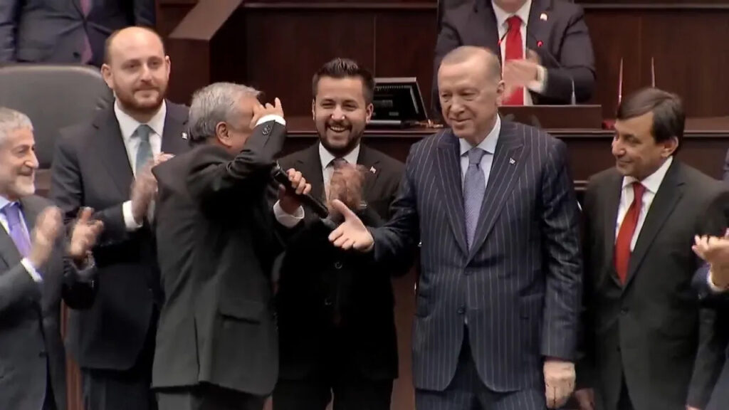Üç İsim Daha AK Parti'de! Rozetlerini Cumhurbaşkanı Erdoğan Taktı, Asker Selamı Verdi