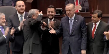 Üç İsim Daha AK Parti'de! Rozetlerini Cumhurbaşkanı Erdoğan Taktı, Asker Selamı Verdi