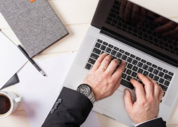 Mavi ışık gözlükleri gerçekten işe yarıyor mu? Araştırmalar şaşırtıcı: Göz yorgunluğunun asıl suçlusu başka…