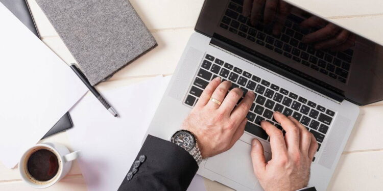 Mavi ışık gözlükleri gerçekten işe yarıyor mu? Araştırmalar şaşırtıcı: Göz yorgunluğunun asıl suçlusu başka…