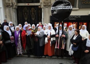 Barış Anneleri’nden Suriye Konsolosluğuna siyah çelenk