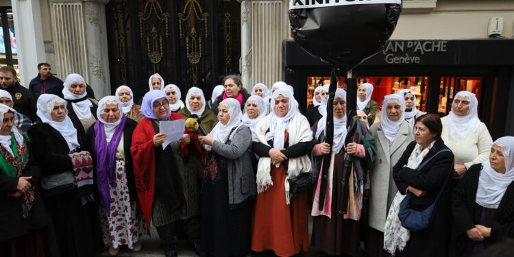 Barış Anneleri’nden Suriye Konsolosluğuna siyah çelenk
