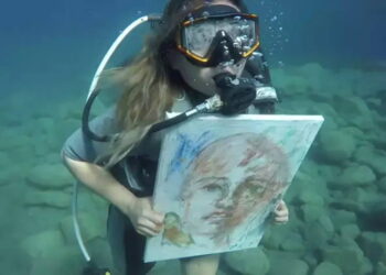 Emekli hemşire, su altında resim yapıyor: ‘Bir balık gibi yaşamayı öğrendim’