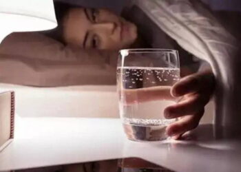 Gece uyanıp su içenler dikkat: Masum sandığınız alışkanlık risk taşıyabilir