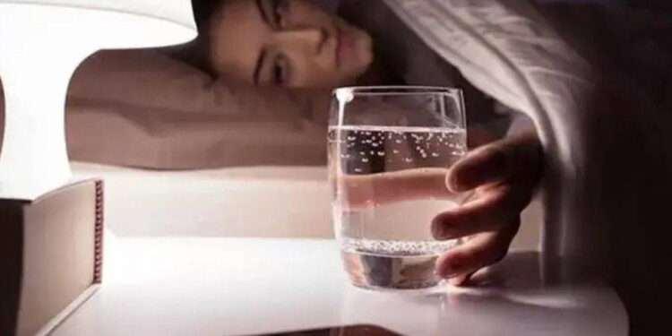 Gece uyanıp su içenler dikkat: Masum sandığınız alışkanlık risk taşıyabilir