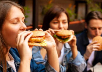 Vücudunuzda oluşan sessiz hasar: Yüksek yağlı gıdaların 7 yan etkisi