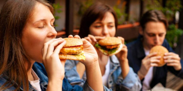 Vücudunuzda oluşan sessiz hasar: Yüksek yağlı gıdaların 7 yan etkisi