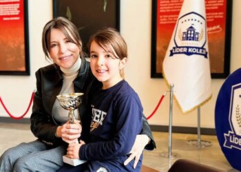 Adana’nın en küçük şampiyonu… 7 yaşındaki Yasmin Çetin birincilik kupasını kaldırdı